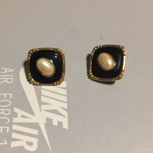 Gold magnetic clip on earrings with a purl in the middle